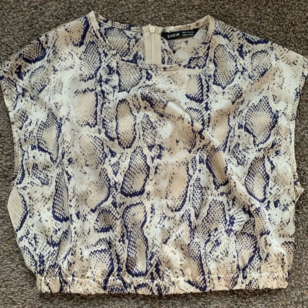 Crop Top Snake Print - Picture 3 of 4